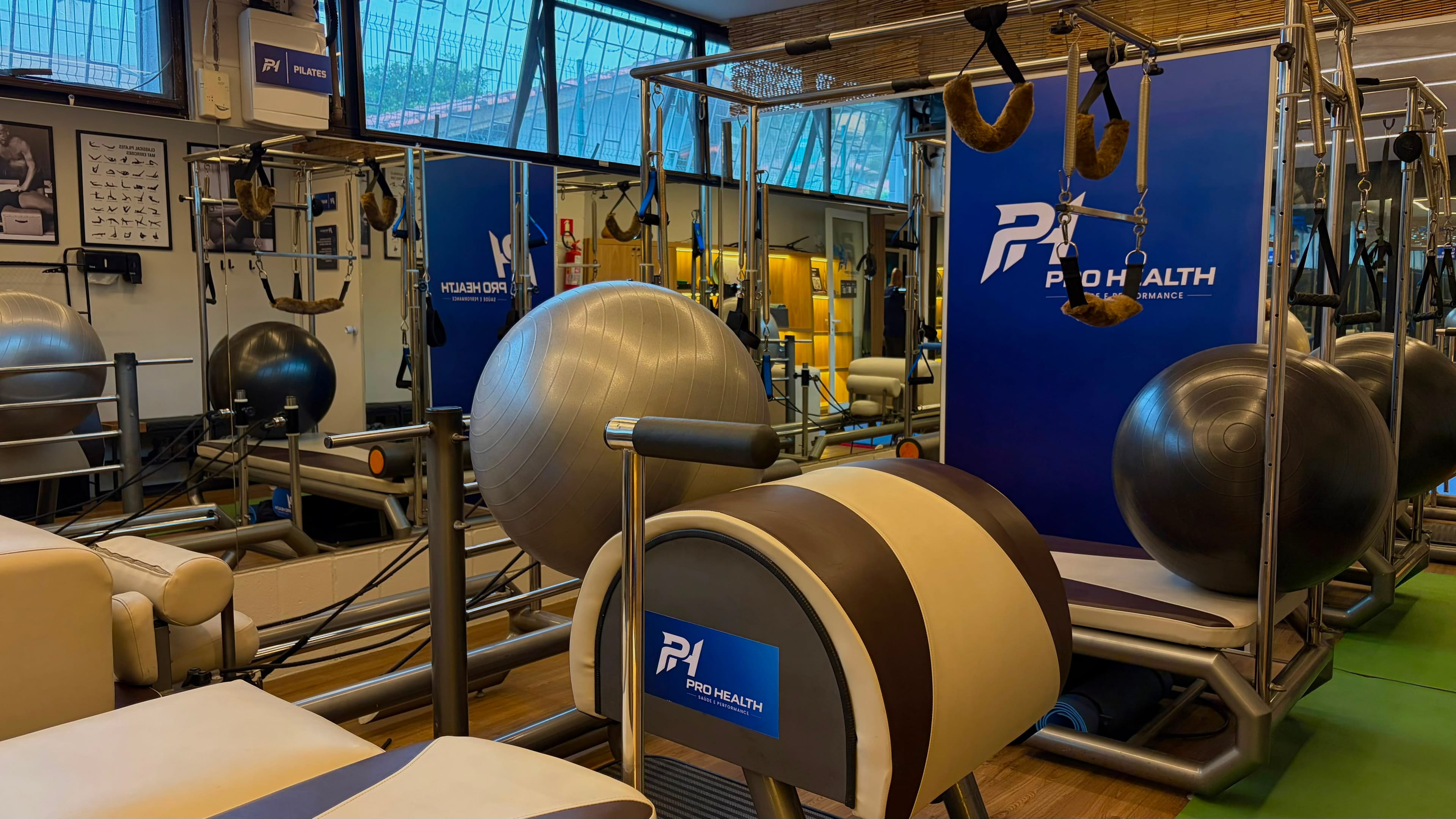 Visão ampla dos equipamentos de Pilates na ProHealth